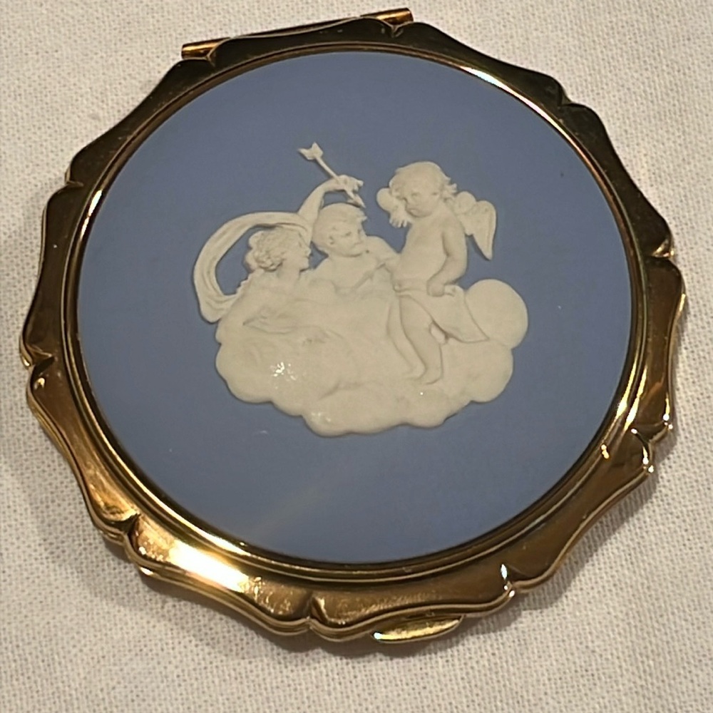 NWT Vintage Stratton England Cameo Wedgwood Powder Makeup Compact.